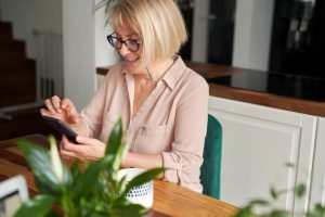 Une salariée consulte son espace retraite en ligne sur un ordinateur portable.