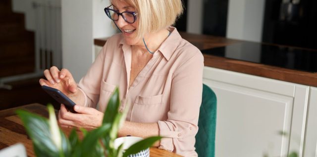 Une salariée consulte son espace retraite en ligne sur un ordinateur portable.